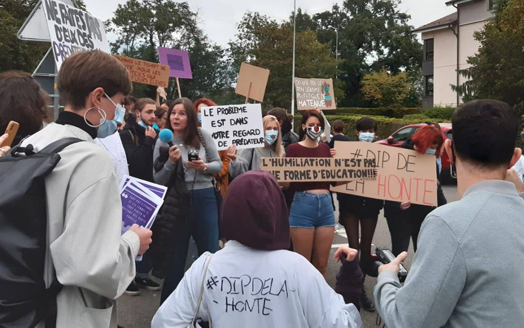 T-shirt de la honte: mobilisation des élèves devant le cycle de Cayla 30 septembre 2020